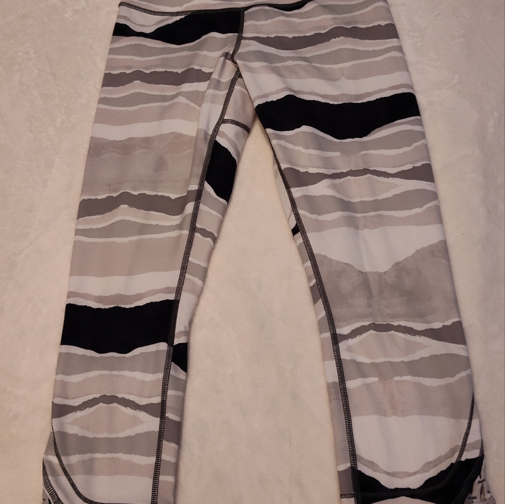 Lululemon Athletica Capri Leggings (NO SIZE TAG, SEE MEASUREMENTS) - Picture 9 of 12